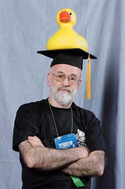 Prof. Terry Pratchet (el de debajo del pato)