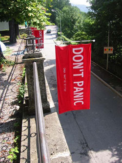 Carteles en Innsbruck, Austria, en homenaje a Douglas Adams durante el Día de la Toalla