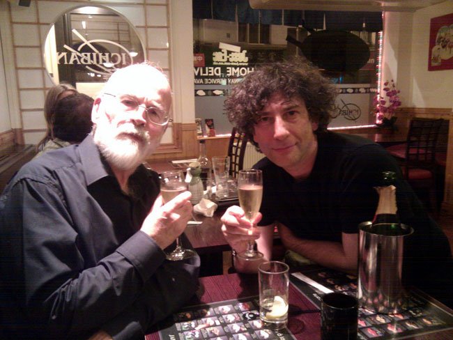 Terry Pratchett y Neil Gaiman, brindando por "Algo No Explicado"