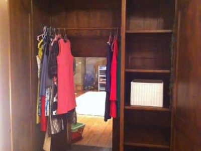 Un dormitorio con acceso a Narnia [Frikada de la Semana]